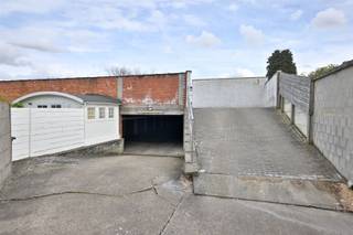 Centrally located, in the Deurnestraat in Mortsel, these 7 garage boxes are offered for sale.Some boxes are rented, two are immediately available. *...