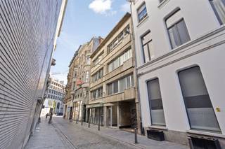 <p><span>Meir: </span><span>Charmante studio naast de Meir hartje Antwerpen!</span><span> </span></p><p><span>Op zoek naar een stijlvolle, centraal gelegen plek in het bruisende hart van Antwerpen? Deze gezellige studio, gelegen op amper een steenworp van de Meir, combineert comfort met een toplocatie!</span></p><p><span>Wat mag je verwachten?</span></p><ul><li><span>Volledig vernieuwde studio (oude foto's)</span></li><li><span>Eigen kitchenette en badkamer</span></li><li><span>Veel natuurlijk licht</span></li><li><span>Rustig gebouw</span></li><li><span>Ideaal voor studenten, young professionals of expats</span></li></ul><p><span>Locatie, locatie, locatie!</span><span><br />Winkels, horeca, openbaar vervoer en cultuur liggen letterlijk om de hoek. Binnen 5 minuten sta je op het Centraal Station of wandel je naar het historische centrum. Perfect voor wie alles dichtbij wil hebben!</span></p>