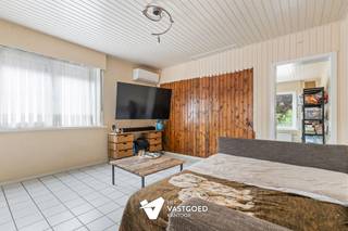 <p><span>Charmante woning met veel potentieel op mooi en rustig gelegen perceel van 9are86ca te Ham.</span></p><p><span> </span></p><p><span>Belangrijkste troeven: </span></p><p><span>- Centrale rustige ligging</span></p><p><span>- Nieuw dak</span></p><p><span>- PVC Ramen met dubbele beglazing</span></p><p><span>- Ruim en breed perceel </span></p><p><span>- Deels rolluiken voorzien</span></p><p><span>- Airco</span></p><p><span>- Zonnepanelen</span></p><p><span>- Volledig omheinde tuin</span></p><p><span> </span></p><p><span>Bekijk zeker ook de grondplannen met de afmetingen. Zo krijgt u van thuis uit al een perfect beeld van wat deze woning te bieden heeft!</span></p><p><span> </span></p><p><span>Wenst u meer info of een vrijblijvende bezichtiging, contacteer dan ons kantoor op het nummer 011 85 15 15 en wij helpen u graag verder.</span></p>