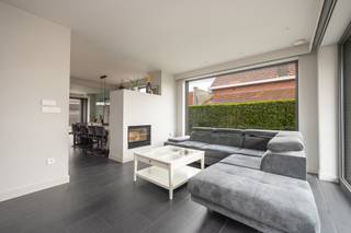 Mooie , ruime moderne woning met vier slaapkamers op perceel van 382 m².Via de inkomhal kom je in de lichte , gezellige woonkamer met haard en...