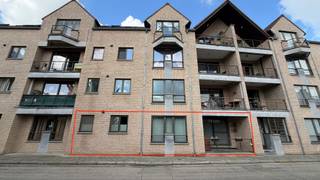 INSTAPKLAAR GELIJKVLOERS APPARTEMENT MET 3 SLAAPKAMERS Het appartement bevindt zich in een gebouw opgericht in 1993 met 10 wooneenheden en heeft een woonoppervlakte van 120 m² met een aparte kelder van 7 m². Het werd gerenoveerd in 2005 en 2015 en is voorzien van alle comfort. Het beschikt over een inpandig terras van 6 m² vooraan en een terras van 10 m² achteraan, grenzend aan de gemeenschappelijke tuin. Het appartement omvat een hal, ruime woonkamer (parketvloer en Bose-geluidssysteem) van 38 m², volledig ingerichte keuken (vaatwas, inductiekookplaat, dampkap, koelkast en 2 combi-ovens) van 10 m² met aangrenzend een berging van 6,5 m² (met aansluiting voor wasmachine en recent vernieuwde boiler). Er zijn 3 ruime slaapkamers met parketvloer (11,5 m², 13 m² en 14 m²), een badkamer met bad, douche, dubbele lavabo en opbergkasten en een apart toilet. Verwarmen gebeurt met een lucht-lucht warmtepomp (verwarmen en koelen) en elektrisch. Het is rustig gelegen in het centrum van Heverlee, dichtbij scholen (St-Lambertus, De Klare Bron, Heilig Hart Instituut), alsook KUL en UCLL. Niet ver van supermarkten (Spar, Delhaize, Colruyt), UZ Gasthuisberg, Imec en het op- en afritten-complex van de E40 en E314. Openbaar vervoer (bus en trein) op wandelafstand, net als diverse horeca en Heverleebos. Ideaal voor wie graag rustig maar toch dicht bij de stad wil wonen.
