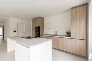 <p><strong>Energiezuinige nieuwbouwwoning met 5 slaapkamers te Oostmalle</strong></p>
<p>Deze <strong>ruime nieuwbouwwoning</strong> te Oostmalle combineert hedendaags wooncomfort met een praktische indeling en <strong>uitstekende energieprestaties (EPC A+)</strong>. Met 4 volwaardige slaapkamers en de mogelijkheid tot een <strong>5de slaapkamer</strong> is dit de ideale gezinswoning.</p>
<p>Op het gelijkvloers bevinden zich een ruime inkomhal met gastentoilet, een <strong>lichtrijke woonkamer</strong> met aansluitende eetruimte en een open keuken met kookeiland. De praktische bijkeuken/berging en <strong>inpandige garage</strong> zorgen voor extra comfort.</p>
<p>De eerste verdieping telt <strong>3 ruime slaapkamers</strong>, een afzonderlijk toilet en een royale badkamer met een ligbad, douche en dubbele wastafel. Op de tweede verdieping bevindt zich een <strong>polyvalente ruimte van ca. 26 m²</strong>, perfect als vierde slaapkamer, hobbykamer of bureau. Deze ruimte kan bovendien worden opgesplitst, waardoor <strong>5 slaapkamers</strong> mogelijk zijn.</p>
<p>De woning voldoet aan alle hedendaagse normen voor <strong>energiezuinig wonen</strong> en beschikt over <strong>zonnepanelen, warmtepomp, ventilatiesysteem type D, HR-beglazing, vloerverwarming op alle verdiepen en een regenwaterput</strong>.</p>
<p>Een <strong>energiezuinige en toekomstgerichte nieuwbouwwoning</strong> met veel ruimte en een flexibele indeling, ideaal voor gezinnen die comfortabel willen wonen in Oostmalle.<br /><br />De totale aankoopprijs bedraagt <strong>€ 692.890</strong> (zeshonderdtweeënnegentigduizend achthonderdnegentig euro). <br /><br />Deze prijs is als volgt opgesplitst:<br />o het grondaandeel € 220.000 (tweehonderdtwintigduizend euro), onderworpen aan het regime van 12% registratierechten.<br />o de constructies € 369.000 (driehonderdnegenenzestigduizend euro), te vermeerderen met 21% BTW.</p>