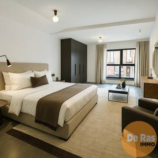 In het hart van Aalst, op wandelafstand van het station, bevindt zich dit volledig vernieuwde gelijkvloerse appartement van maar liefst 170 m²...