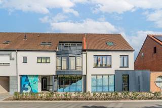 Unieke renovatie- en investeringskans in hartje Arendonk.
Investeerders, projectontwikkelaars en handige renovatie specialisten, opgelet!
Op een uitstekende locatie, op korte afstand van het centrum van Arendonk en op slechts enkele minuten van de Nederlandse grens, bieden wij dit veelzijdige renovatieproject aan.
Het pand omvat drie appartementen, gelegen boven een voormalig kantoorgebouw. Voor de herontwikkeling werd reeds een doordacht architecturaal ontwerp uitgewerkt waarbij het gebouw wordt omgevormd tot drie hedendaagse woonentiteiten.
De renovatie van het dakappartement op de tweede verdieping is reeds ver gevorderd, terwijl de twee appartementen op de eerste verdieping nog volledig naar eigen smaak en afwerkingsniveau kunnen worden gerealiseerd.
Dit biedt de ideale opportuniteit om zelf meerwaarde te creëren en na afwerking de appartementen afzonderlijk te verkopen of als opbrengsteigendom te verhuren.
Waarom dit project?
✔ Uitstekende ligging nabij het centrum van Arendonk
✔ Vlotte verbinding naar Nederland en de E34
✔ Drie appartementen met groot potentieel
✔ Dakappartement reeds grotendeels gerenoveerd
✔ Architecturaal ontwerp aanwezig voor de volledige herontwikkeling
✔ Ideaal voor investeerders, projectontwikkelaars of handige doe-het-zelvers
✔ Mogelijkheid tot aanzienlijke meerwaarde na afwerking
✔ Per appartement is een staanplaats naast het gebouw toegewezen
Bent u op zoek naar een vastgoedproject met een sterk rendementspotentieel? Dan is dit een unieke kans om een pand volledig naar eigen visie af te werken op een gegeerde locatie.
Contacteer ons vandaag nog voor meer informatie of een bezoek ter plaatse.
