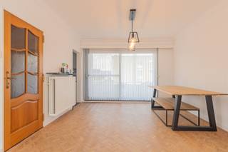 <p><span>Instapklare bel-etagewoning met 3 slaapkamers, dubbele garage en tuin in Zwijndrecht</span></p><p><span>Op een rustige en aangename ligging in Zwijndrecht bevindt zich deze ruime en instapklare bel-etagewoning met maar liefst 171 m² bewoonbare oppervlakte. De woning combineert een comfortabele indeling met moderne voorzieningen, een ruime garage en een aangename buitenruimte, en is bovendien vlot bereikbaar via de belangrijkste invalswegen.</span></p><p><span>Bij het binnenkomen vinden we een verzorgde inkomhal met nieuw hangtoilet. Het gelijkvloers beschikt verder over een ruime garage met plaats voor twee wagens en een automatische poort, een praktische berging/wasplaats en toegang tot het terras en de tuin. Een ideale combinatie van comfort en praktische bergruimte.</span></p><p><span>Op de eerste verdieping bevindt zich de ruime living van ca. 32 m², die voldoende plaats biedt voor een gezellige zithoek en eethoek. De pelletkachel zorgt hier voor extra warmte en sfeer. Aansluitend bevindt zich de volledig nieuwe, geïnstalleerde keuken met luxe toestellen. Een moderne keuken die zowel praktisch als stijlvol is en perfect aansluit bij het hedendaagse wooncomfort.</span></p><p><span>De tweede verdieping omvat drie ruime slaapkamers en een volledig ingerichte badkamer. Hierdoor biedt de woning volop ruimte voor een gezin, maar zijn er ook mogelijkheden voor een thuisbureau, hobbyruimte of dressing.</span></p><p><span>Ook technisch biedt de woning verschillende troeven. Er is centrale verwarming op aardgas en de woning beschikt deels over vernieuwde ramen met rolluiken. De elektriciteitsinstallatie is conform gekeurd.</span></p><p><span>De rustige ligging in Zwijndrecht zorgt voor aangenaam wonen, terwijl u toch snel toegang heeft tot de belangrijkste invalswegen en omliggende gemeenten. Dankzij de ruime woonoppervlakte, drie slaapkamers, dubbele garage, tuin en volledig nieuwe keuken is dit een woning die comfort en functionaliteit uitstekend combineert.</span></p><p><span>Een verzorgde en instapklare gezinswoning met heel wat troeven, die beslist een bezoek waard is!</span></p><p><span>Interesse? Contacteer Immo Twins voor meer informatie of een bezoek ter plaatse via 052/55.55.55 of info@immotwins.be. </span></p>