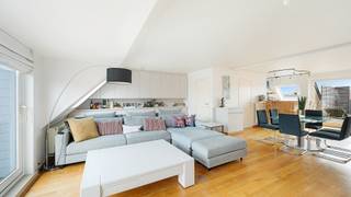 Ruim duplex-appartement (3e en 4e verdieping) met een bruikbare oppervlakte van 122 m², uitstekend gelegen op wandelafstand van het strand van...