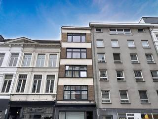 In een <strong>klein gebouw zonder lift</strong> op slechts 250m van het hippe <strong>Marnixplein</strong> vinden we dit gerenoveerde appartement op de 3de verdieping.<br /><br /><strong>Indeling:</strong> keuken met ontbijttoog voor 2 personen, eet-woonkamer op parket, ruime slaapkamer met bijhorend terras. De slaapkamer is voorzien van een prachtige en ruime dressingkast. Badkamer met dubbele wastafel, ligbad met ophangdouche en toilet. Aansluitingen voor WM & DK voorzien.<br /><br /><strong>Bijzonderheden:</strong>
<ul>
<li>Algemene kosten: € 65,- per maand. Dit is inclusief het privatief waterverbruik. Voor gas en elektriciteit neem je zelf nog een contract.</li>
<li>Kelder - Veiligheidsdeur - Dubbele beglazing - CV op gas - Videofonie.</li>
<li>Beschikbaar 01/09/2026 of enkele weken vroeger in onderling overleg.</li>
</ul>