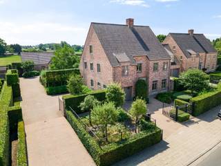 In het centrum van Essen vindt u deze uitzonderlijke villa op een perceel van 5.627m², inclusief extra bouwgrond als oprit.De woning biedt een...