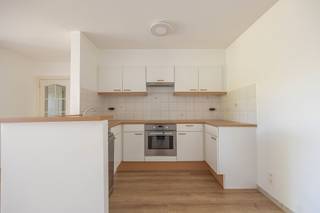 <p>In hartje Wilrijk woon je hier écht op een toplocatie, met alles op wandelafstand. Een Colruyt ligt letterlijk schuin tegenover het gebouw, en ook winkels, openbaar vervoer en belangrijke verbindingswegen bereik je in een paar stappen.</p><p><br /></p><p>Je komt het gebouw binnen via een verzorgde inkomhal die meteen vertrouwen geeft: netjes, rustig en goed onderhouden. De lift brengt je naar de tweede verdieping, waar het appartement opent met een heldere inkomhal voorzien van ingemaakte kasten. Strak, praktisch en meteen overzichtelijk bij het binnenkomen. Van daaruit loop je door naar de leefruimte met open keuken — één mooie, doorlopende ruimte waar alles naadloos in elkaar overgaat. Via de leefruimte stap je rechtstreeks terras één op: een aangename buitenplek die je woongevoel meteen uitbreidt.</p><p>Verder vinden we twee volwaardige slaapkamers. Beide slaapkamers geven toegang tot terras twee, wat zorgt voor extra licht en een tweede, rustige buitenzone. Aansluitend ligt de badkamer: praktisch ingedeeld en logisch gepositioneerd in het geheel.</p><p><br /></p><p>Daarnaast is er nog een aparte berging in het appartement zelf, ideaal voor wasmachine en extra stockage, samen met een apart toilet met handenwasser.</p><p><br /></p><p>Tot slot is er de garagebox — geen parkeerzorgen meer. Deze is aan te kopen voor €25.000.</p>