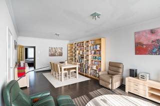 Ruim appartement met 2 SLK, groot terras en autostaanplaats!Welkom in dit fijne appartement van 95 m² waar comfort, licht en ruimte mooi...