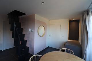 <strong>INDELING</strong><br /><strong>2DE VERDIEPING</strong><br />Woonkamer voorzien van bureel met ingemaakte kast en toegang naar het terras, open keuken voorzien van de volgende toestellen nl. spoeltafel, inductiekookplaat, afzuigkap, vaatwasmachine, heteluchtoven, koelkast en diepvriezer, slaapkamer met aansluitende badkamer voorzien van lavabo, douchecel en toilet. <br /><br /><strong>DAKVERDIEPING</strong><br />Geïsoleerde zolderruimte met aardgasbrander van de C.V. en warmwater, met aansluiting voor wasmachine en ventilatiesysteem.<br /><br /><strong>BUITEN</strong> <br />Zuid-west georiënteerd terras. <br /><br />Geen gemeenschappelijke kosten.