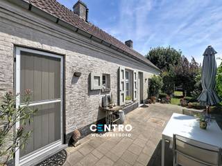 Charmant gerenoveerde woning met 3 slaapkamers, 3 badkamers en ZUIDgerichte tuin in het hart van Lissewege!<br /><br /><span><span><span><span><span><span><span><span><span><span><span><span><span><span>Welkom in deze sfeervol gerenoveerde woning, gelegen i</span><span>n het pittoreske witte dorp Lissewege, op een boogscheut van Brugge en de Belgische kust. Lissewege staat bekend om zijn authentieke charme, gezellige dorpskern en uitstekende bereikbaarheid. </span></span></span></span></span></span></span></span></span></span></span></span></span></span><br /><span><span><span><span><span><span><span><span><span><span><span><span><span><span>Achter de charmante gevel schuilt een verrassend ruime en instapklare woning waar authenticiteit en hedendaags wooncomfort perfect samengaan. De woning beschikt over drie volwaardige slaapkamers en maar liefst drie stijlvolle badkamers, waardoor ze ideaal is voor gezinnen, mensen die graag gasten ontvangen of wie op zoek is naar extra comfort.</span></span></span></span></span></span></span></span></span></span></span></span></span></span><br /><span><span><span><span><span><span><span><span><span><span><span><span><span><span>De lichtrijke leefruimte vormt samen met de gezellige keuken het hart van de woning en biedt een aangename verbinding met de zuidgerichte tuin. Hier geniet u de hele dag van de zon in alle rust – de perfecte plek om te ontspannen, te tuinieren of gezellig te tafelen met familie en vrienden.</span></span></span></span></span></span></span></span></span></span></span></span></span></span><br /><br /><strong>INDELING:</strong><br /><u><em><strong>Gelijkvloers:</strong></em></u><br />Gezellige living (met houtkachel) met bureelhoek - ingerichte keuken (O.a. met fornuis, dampkap, heteluchtoven, frigo en vaatwasmachine) - afzonderlijk gastentoilet - slaapkamer 1 met badkamer ensuite (O.a. met lavabomeubel, toilet en douche) - slaapkamer 2 met badkamer ensuite (O.a. met lavabomeubel, toilet en douche) - CHARMANT aangelegde tuin met ZUIDgericht terras én tuinberging met UITWEG!<br /><br /><u><em><strong>Eerste verdieping:</strong></em></u><br />Nachthal - slaapkamer 3 met bijhorende dressing - badkamer 3 (O.a. met lavabo, toilet, ligbad en voorzieningen voor wasmachine en droger).<br /><br /><u><strong>Opmerkingen:</strong></u><br />- <span><span><span><span><span><span><span><span><span><span><span><span><span><span><span>Instapklaar en smaakvol gerenoveerd.</span></span></span></span></span></span></span></span></span></span></span></span></span></span></span><br /><span><span><span><span><span><span><span><span><span><span><span><span><span><span><span>- 3 ruime slaapkamers.</span></span></span></span></span></span></span></span></span></span></span></span></span></span></span><br /><span><span><span><span><span><span><span><span><span><span><span><span><span><span><span>- 3 badkamers.</span></span></span></span></span></span></span></span></span></span></span></span></span></span></span><br /><span><span><span><span><span><span><span><span><span><span><span><span><span><span><span>- Zuidgerichte onderhoudsvriendelijke tuin.<br />- UITWEG naar de tuin!<br />- Regenwaterput aanwezig.</span></span></span></span></span></span></span></span></span></span></span></span></span></span></span><br />- Elektriciteit GOEDgekeurd!<br /><br /><span><span><span><span><span><span><span><span><span><span><span><span><span><span>Bent u op zoek naar een karaktervolle woning waar ruimte, comfort en een uitstekende ligging hand in hand gaan? Dan is deze parel in het geliefde Lissewege beslist een bezoek waard.</span></span></span></span></span></span></span></span></span></span></span></span></span></span><br /><span><span><span><span><span><span><span><span><span><span><span><span><span><span>Laat u verrassen door de charme en het wooncomfort van deze unieke woning en plan vandaag nog uw bezoek: 050/70.01.02 - info@centro.be.</span></span></span></span></span></span></span></span></span></span></span></span></span></span>