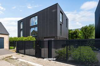 Deze exclusieve villa combineert ruimte, luxe en hoogtechnologische voorzieningen op een perceel van 6a 09ca, rustig gelegen in een doodlopende straat. Met een bewoonbare oppervlakte van maar liefst 500 m² en een hoogwaardige afwerking biedt deze eigendom een uitzonderlijk wooncomfort. <br /><br />Op het gelijkvloers bevinden zich een stijlvolle inkomhal, een gastentoilet met handwas, een ruime en lichtrijke leefruimte met eetplaats, een voorziene ruimte voor een open keuken en een inpandige garage. <br /><br />De eerste verdieping omvat een royale nachthal die toegang geeft tot drie slaapkamers met parketvloer, een bureau, een apart toilet en een badkamer uitgerust met een ligbad, inloopdouche en wastafel. <br /><br />Op de tweede verdieping bevindt zich een polyvalente ruimte, een apart toilet en een prachtige master suite met parketvloer, een ruime dressing en een luxueuze ensuite badkamer voorzien van een massagebad, dubbele inloopdouche en dubbele wastafel. <br /><br />De volledig ingerichte kelderverdieping beschikt over een hal, een ontspanningsruimte met sauna, een douchekamer, een apart toilet, een berging/wasplaats en een technische ruimte. <br /><br />Buiten geniet u van een aangelegde tuin met zwembad en een multifunctioneel bijgebouw, eveneens voorzien van een kelder. <br /><br />Deze villa onderscheidt zich verder door haar geavanceerde technieken en energiezuinige karakter, waaronder vloerverwarming en vloerkoeling met afzonderlijke regeling per ruimte, een geothermische warmtepomp, ventilatiesysteem D met filters, eigen waterwinning via een geboorde put, 30 zonnepanelen, een lift naar elke verdieping, een volledig domoticasysteem, een alarminstallatie met camerasysteem en massieve binnendeuren. <br />Bovendien bestaat de mogelijkheid om de keuken volledig naar eigen smaak te laten plaatsen. Een unieke eigendom voor wie op zoek is naar een combinatie van exclusiviteit, comfort en duurzaamheid.