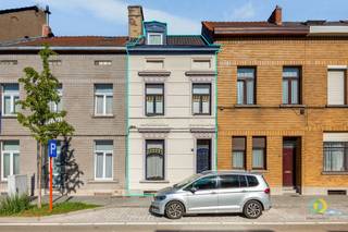 <p><span>Vous recherchez un bien immobilier de caractère offrant de nombreuses possibilités ? Cette charmante maison de maître située au centre de Vilvoorde constitue un excellent point de départ pour la transformer en une magnifique maison de ville. La propriété présente de beaux éléments architecturaux typiques des maisons de maître et n’a besoin que d’un peu d’amour et d’un rafraîchissement.</span></p><p><span>Son emplacement est en tout cas exceptionnel. Vous habiterez ici à proximité de la gare et à quelques pas des commerces, des restaurants et de toutes les commodités quotidiennes.</span></p><p><span>Le hall d'entrée donne accès au salon de 28 m². La cuisine de 10 m² se trouve juste à côté. Au rez-de-chaussée, vous trouverez également des toilettes et une salle de bains actuelle, qui peut parfaitement être transformée en une buanderie pratique. À l'arrière, vous profiterez d'un agréable jardin de ville de 48 m².</span></p><p><span>Au premier étage se trouvent deux chambres spacieuses de 18 m² et 19 m². Le deuxième étage offre également beaucoup d’espace, avec deux autres chambres de 18 m² et 10 m². La plus petite chambre pourrait par exemple être parfaitement aménagée en salle de bains.</span></p><p><span>Un atout supplémentaire est la spacieuse cave de 36 m², idéale pour le rangement et toutes sortes d’usages pratiques.</span></p><p><span>Une maison de caractère, avec une belle répartition des espaces et surtout un grand potentiel. Avec les bons aménagements, vous pourrez y créer une maison de ville particulièrement agréable, bénéficiant d’un emplacement de choix. Une belle opportunité pour ceux qui recherchent une maison de maître pouvant être entièrement rénovée selon leurs propres goûts.</span></p><p><span>Découvrez par vous-même les possibilités et planifiez votre visite dès aujourd’hui !</span></p><p><span> </span></p><p><span> </span></p>