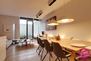 <strong>UNIEK HERENHUIS MET MODERNE LOFTINDELING, 3 RUIME TERRASSEN EN HOOGWAARDIGE AFWERKING. </strong><br /><br />Deze karaktervolle gesloten bebouwing combineert een authentieke voorgevel uit de jaren twintig met een volledig vernieuwd, modern interieur. <br /><br />De woning werd in 2001–2002 tot in detail gerenoveerd met oog voor architectuur, licht en optimaal gebruik van ruimte. Overal vind je parketvloeren, ingebouwde kasten, inbouwspots en een doordachte, loftachtige indeling die toch voldoende privacy biedt.<br /><br />De achterzijde kreeg een eigentijdse afwerking in crepi en maar liefst drie terrassen, telkens met zuid-zuidwestelijke oriëntatie.<br /><br /><strong>INDELING</strong> <br />GELIJKVLOERS (straatniveau)<br />+ inkomhal met apart gastentoilet<br />+ living met eetruimte en open keuken (46 m²)<br />+ ruim en zonnig terras<br /><br />LAGER GELEGEN GELIJKVLOERS (tuinniveau)<br />+ zeer ruime living of bureel (46 m²)<br />+ ruime koer van 26 m² gedeeltelijk overdekt<br /><br />VERDIEPING<br />+ nachthal met apart toilet<br />+ tweepersoonsslaapkamer<br />+ ruime badkamer met geïntegreerde kasten en wasplaats, bad en douche apart<br /><br />ZOLDERVERDIEPING<br />+ masterbedroom van 30 m² met ingebouwde kasten<br />+ Groot schuifraam naar het derde, volledig zuidwestgerichte terras<br /><br />Deze woning is ideaal voor wie een unieke combinatie zoekt van architecturale indeling, hedendaags comfort en de charme van een herenhuis.<br /><br /><strong>INFO &amp; BEZOEK BEL 012 744 844 MAIL info@goed-gevonden.be</strong>