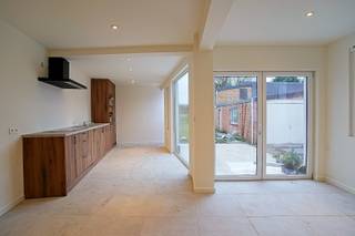 Deze volledig gerenoveerde woning is helemaal instapklaar en ideaal voor wie zorgeloos wil verhuizen. Het leuke van deze woning is dat deze zonet...