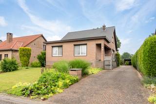 Deze zeer goed onderhouden gezinswoning is gelegen aan de rand van het centrum van Alken. Via de expresweg (Hasselt - St.-Truiden) is de woning heel vlot bereikbaar. Gezien de ligging (op een steenworp van het centrum) zijn alle dagelijkse voorzieningen gelegen in de onmiddellijke omgeving. <br />De woning werd door de huidige eigenaar gebouwd en door de jaren heen zeer goed onderhouden. De kelderverdieping is droog, perfect bruikbaar en bestaande uit: een inpandige garage met automatische poort, een bijkeuken, wasplaats, berging, speelkamer,... De eerste verdieping is voorzien van een grote open leefruimte met toegang tot het terras (met zonneluifel). De grote raampartijen zorgen voor veel natuurlijk licht en zicht op de mooi aangelegde tuin. De open keuken is volledig geïnstalleerd en voorzien van alle comfort. Verder zijn er 2 slaapkamers, een hobbykamer, een toilet en een badkamer. De zolderverdieping werd omgebouwd tot 2 slaapkamers. <br />De zuid georiënteerde tuin is mooi aangelegd, volledig omheind en voorzien van een carport en tuinhuis. <br /><br />TROEVEN:<br />+ nieuw dak in 2023<br />+ zonnepanelen met groenestroomcertificaten (nog tot 2030)<br />+ pelletkachel in leefruimte<br />+ airco<br />+ volledig onderkelderd<br />+ Asbestveilig<br />+ mooi aangelegde, zuid georiënteerde tuin<br />+ terras met zonneluifel<br /><br />Interesse? 011/873307 of info@puur-groep.be