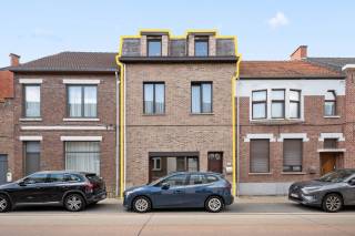 Pal gelegen in het centrum van het pittoreske Hoegaarden nabij school, sporthal, winkels en met vlotte verbinding autosnelweg op een perceel van 1a 40ca. Deze ruime gezinswoning omvat op het gelijkvloers: de 1ste verdieping werd gestript, maar hier is ruim plaats voor eetkamer, zitplaats en open keuken. Op 1ste verdieping: 2 grote slaapkamers en ingerichte badkamer (ligbad, toilet, lavabo). Op 2de verdieping: grote hal bruikbaar als bureau, grote slaapkamer en badkamer met toilet, ligbad en lavabo. De woning is deels onderkelderd en wordt verwarmd met cv op aardgas en heeft overal houten ramen met dubbele beglazing.
