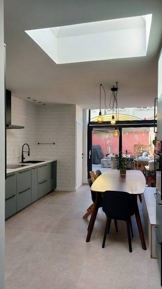 Bezoekmoment op 19/09.<br />Ruime stadswoning op toplocatie nabij het historisch centrum van Gent.<br />Op een uitstekende locatie vlak bij het historisch centrum van Gent bevindt zich deze ruime en lichtrijke stadswoning van maar liefst 165 m². De woning ligt recht tegenover het park en vlakbij heel wat winkels. De woning onderscheidt zich door haar veelvuldige lichtinval, royale slaapkamers en flexibele indeling, waardoor ze perfect kan meegroeien met de noden van een gezin, koppel of thuiswerker.<br /><br />Op het gelijkvloers kom je binnen in een flexibele ruimte die naar eigen wens kan worden ingericht als bureau, fietsstalling of extra leefruimte. Verder bevindt zich hier de leefruimte met aansluitend de toegang tot de kelder en de leefkeuken, een ideale plek om samen te komen met familie en vrienden. Vanuit de leefruimte is er toegang tot de gezellige stadstuin van ca. 30 m², een fijne plek om in de zomer de bbq aan te steken.<br />De eerste verdieping beschikt over twee ruime slaapkamers die dankzij de grote ramen bijzonder aangenaam en lichtrijk zijn.<br />Op de tweede verdieping vinden we een badkamer en een derde grote slaapkamer. Met een vaste trap kom je in de zolderverdieping die momenteel nog een opfrisbeurt kan gebruiken. Deze ruimte biedt bovendien interessante mogelijkheden om de woning verder uit te breiden met bijvoorbeeld een vierde slaapkamer.<br /><br />Een interessante woning voor wie centraal in Gent wil wonen zonder in te leveren op ruimte. Dankzij de grote kamers, de lichtrijke ruimtes, de stadstuin en de uitbreidingsmogelijkheden biedt deze woning zowel vandaag als op lange termijn heel wat potentieel.<br /><br />De woning is beschikbaar vanaf april 2027.<br /><br />Geïnteresseerd in dit pand? Neem dan contact op via filipsvancleeflaan37@gmail.com<br />