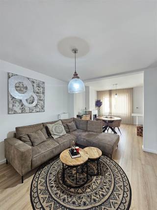 <p><span>Centraal gelegen starters appartement.</span></p><p><span> </span></p><p><span>Dit appartement is gelegen is een kleinschalig gebouw en nabij openbaar vervoer, winkels, scholen en autosnelweg.</span></p><p><span> </span></p><p><span>De indeling:</span></p><p><span>Gezellige leefruimte en eetplaats op een laminaatvloer met 2 elektrische haarden.</span></p><p><span>Open keuken met gasvuur, oven, ijskast en diepvries.</span></p><p><span>De badkamer met douche, toilet en aansluiting voor wasmachine.</span></p><p><span> </span></p><p><span>1 zeer ruime slaapkamer (rolluiken aanwezig).</span></p><p><span> </span></p><p><span>Pluspunten:</span></p><p><span>- Zeer gunstige EPC score</span></p><p><span>- Elektriciteit is conform</span></p><p><span>- Geen gemeenschappelijke kosten</span></p>