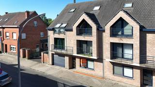 <p>Welkom in dit instapklare gelijkvloers appartement in de residentie Othello, met mooi terras/tuintje, gelegen op een centrale locatie in Gentbrugge. <br />Op minder dan 5min stappen van Merelbeke station en in de nabijheid van UG diergeneeskunde. Op wandelafstand van diverse kleinhandel, grootwarenhuizen, alle voorzieningen en strategisch zeer goed gelegen qua bereikbaarheid.<br />Achteraan het gebouw is een staanplaats aanwezig en een fietsenberging (via sectionele poort bereikbaar). <br /><br />Goede EPC score: 117kWh/(m<sup>2</sup>jaar), energielabel B<br />Bewoonbare oppervlakte 66m<sup>2</sup><br />Oppervlakte terras/tuin 35m<sup>2</sup><br />Bouwjaar 2002<br />KI 646<br />Geen overstromingsgevoelig gebied: G-score A, P-score A<br />Stedenbouwkundige inlichtingen: voorkooprecht, woongebieden, vergunningen, geen verkavelingsvergunning, geen rechterlijke maatregel of bestuurlijke maatregel opgelegd. <br /><br /><strong>Voor meer info of een bezoek bel 0475757251 of mail philip@ocvastgoed.be</strong><br /><br /><br /><br /><br /><br /><br /> </p>