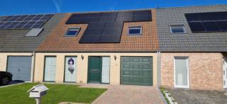 INSTAPKLARE WONING MET 3 SLAAPKAMERS, GARAGE EN ZONNIGE TUINDeze verzorgde en volledig instapklare woning biedt een aangename woonbeleving dankzij de...