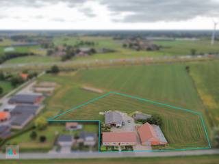 <strong>Vrijstaande woning met landbouwinfrastructuur op ca. 1,1 ha in Loenhout</strong><br /><br />Op zoek naar een unieke combinatie van wonen en werken in landelijke omgeving? Deze vrijstaande bedrijfswoning (ca. 180 m²) met inpandige garage en 4 slaapkamers ligt op een perceel van ca. 11.000 m². Naast de woning vind je een schuur (ca. 235 m²) en een voormalige koestal (ca. 282 m²) die perfect inzetbaar zijn voor diverse landbouw- of nicheactiviteiten. De woning is niet zonevreemd.<br /><br /><strong>Troeven</strong><br />✔️ Perceel uitbreidbaar tot max. 3 ha 62a<br />✔️ Praktische woning – gelijkvloers wonen mogelijk<br />✔️ Functionele landbouwgebouwen<br />✔️ Centrale ligging nabij E19 en station Noorderkempen<br /><br />Een uitgelezen kans voor wie landelijk wil wonen én ondernemen.<br /><br /><strong>Interesse</strong>? Contacteer Aertsen Makelaars voor meer informatie of een bezoek.<br /><br /><em>(Oppervlaktegegevens zijn louter informatief en niet bindend. Dit pand is onderworpen aan de renovatieverplichting van de Vlaamse overheid.)</em>