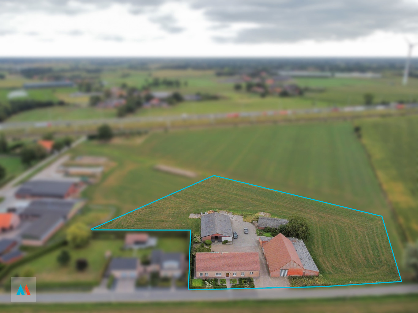 Hoeve met bijgebouwen in Loenhout - foto 1