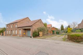 <strong>Te renoveren hoeve met tal van mogelijkheden!</strong><br /><br />De woning zelf bestaat uit een bewoonbare oppervlakte van maar liefst 300 m² en beschikt over een gelijkvloers, eerste verdieping en zolderruimte.<br /><br />Achteraan bevinden zich meerdere bijgebouwen.<br /><br />Aan de rechterkant is er een ruime doorgang naar de achterkant van het perceel.<br /><br />Het hoofddak van de woning en het dak van het grootste bijgebouw zijn vernieuwd. <br /><br />De hoeve beschikt over een goede verkeerstechnische ligging t.o.v. scholen, winkels, openbaar vervoer, etc.<br /><br />Interesse? Mail naar laurens@immogve.be of bel naar 0496 07 89 48.