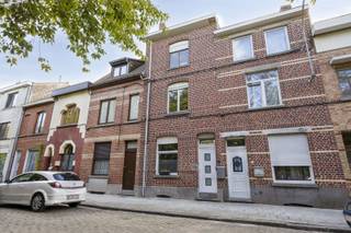 Ruime rijwoning nabij centrum van KortrijkOntdek deze charmante woning in het hart van Kortrijk, perfect geschikt voor een groot gezin met zijn vijf...