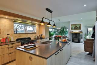 <p>Deze instapklare, volledig gemoderniseerde villa(alles vernieuwd in 2020!) combineert een uiterst praktische indeling met een stijlvolle afwerking en hedendaags wooncomfort.<br />Bij binnenkomst word je verwelkomd in de mooie inkomhal die toegang geeft tot het gastentoilet. De ruime leefruimte baadt in het licht en is afgewerkt met een hoogwaardige vloer en een gezellige kachel — een ideale plek om meteen een warm thuisgevoel te creëren.<br />Aansluitend bevindt zich de open, volledig vernieuwde keuken, uitgerust met een kwalitatief AGA-fornuis, kookeiland en voldoende werk- en opbergruimte. Vanuit de leefruimte heb je bovendien directe toegang tot een lichtrijk bureau, perfect voor thuiswerk of studie. Ook een aparte wasruimte is voorzien, wat het wooncomfort nog verhoogt.<br />De woning beschikt over drie volwaardige slaapkamers, elk voorzien van rolluiken voor optimale privacy en comfort. De tweede slaapkamer heeft een eigen en-suite badkamer met douche, lavabo en toilet. Daarnaast is er nog een tweede volledig vernieuwde badkamer, uitgerust met ligbad, douche, toilet en dubbele lavabo.<br />Buiten geniet je van een ruime oprit met plaats voor meerdere wagens. De tot in de puntjes afgewerkte woning is verder voorzien van  dubbele beglazing en een conforme elektriciteitskeuring.<br />Tot slot werd in 2020 het dak volledig vernieuwd en werd werkelijk alles volledig aangepakt (muren, dak, leidingen, riolering, ramen) waardoor deze woning zorgeloos en toekomstbestendig is.<br />maak nu een afspraak voor één van onze eerste bezoekmomenten</p>