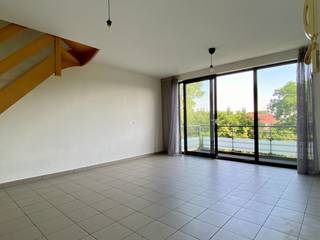 Duplex appartement te koop in Sint-Kruis op 3de verdieping! <br />Het appartement wordt nog verhuurd. <br />Bij het binnengaan van het appartement kom je in de ruime lichtrijke leefruimte. Aansluitend heb je de uitgeruste keuken met nodige toestellen. Hier heb je ook een terras waar je kan genieten van het zonnige weer. <br />Er is ook bevindt een apart gastentoilet.<br /><br />Op het eerste verdiep is er één slaapkamer en een badkamer met dubbele lavabo, toilet en een bad. <br /><br />Er is ook een kelderberging. <br /><br />PLUSPUNTEN:<br />+ Rustig gelegen nabij centrum Brugge<br />+ Voldoende parkeergelegenheid voor de deur