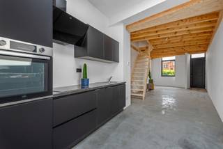 *** Inplannen van een bezoek kan via deze link : https://calendly.com/steven-vg123/bezoeken-ketinglei-47-hemiksem ****<br />Op zoek naar een volledig gerenoveerde en instapklare woning waar je echt niks meer aan hoeft te doen? Zoek niet verder! Gelegen aan de Ketinglei 47 in Hemiksem vind je deze prachtige, energiezuinige woning op een zéér centrale locatie. Met het gezellige centrum, het openbaar vervoer en belangrijke invalswegen vlakbij, geniet je hier van een optimale bereikbaarheid. De woning is van A tot Z vernieuwd met oog voor kwaliteit en comfort. Droom je van een gezellige buitenplek? De stadstuin is een super gezellige aanvulling van deze woning — de ideale plek voor zomerse barbecues of om heerlijk te ontspannen.<br />De belangrijkste troeven op een rij:Volledig gerenoveerd: Uitgerust met een nieuwe keuken, een moderne badkamer, een gloednieuwe verwarmingsinstallatie op aardgas , een nieuw geïsoleerd dak én nieuwe ramen. <br />Toekomstgericht & Zorgeloos: Gunstig EPC-label B, volledig asbestvrij en een goedgekeurde, conforme elektrische installatie. <br />Indeling: Een gezellige leefruimte met veel lichtinval, vernieuwde keuken en badkamer, en 2 volwaardige slaapkamers. <br />Buitenruimte: Gezellige stadstuin. Kortom: de perfecte combinatie van een centrale ligging, moderne luxe en een heerlijke tuin. Ideaal voor starters, jonge gezinnen of wie zorgeloos wil verhuizen. <br />Interesse? Neem snel contact op voor een bezoek en laat je verrassen door deze parel op Ketinglei 47!