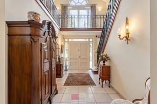 Exclusieve villa met natuurleien dak, gelegen op een unieke toplocatie in het prachtige Maasmechelen, gelegen op een perceel van 3295m². De woning is mooi naar achteren ingeplant op het perceel en beschikt over een riant aangelegde voortuin, wat meteen zorgt voor extra privacy en een statige uitstraling. Binnenin vindt u vijf volwaardige slaapkamers, waaronder een master bedroom met inloopdressing en ensuite badkamer. Verder is er een dubbele inpandige garage met elektrische poort en een indrukwekkende oprijlaan die het geheel extra cachet geeft. Achteraan geniet u van een rustgevend, groen uitzicht op een prachtig beboste tuin, waar privacy en natuur centraal staan.<br /><br />Gelegen in een rustige en aangename woonomgeving in Maasmechelen, biedt deze woning een ideale combinatie van comfort en bereikbaarheid. De residentiële straat zorgt voor de nodige privacy en een aangename leefomgeving. In de directe nabijheid bevinden zich winkels, scholen en diverse recreatiemogelijkheden, wat het dagelijkse leven bijzonder praktisch maakt. Dankzij de gunstige ligging geniet je van een vlotte verbinding naar het centrum en belangrijke invalswegen. Bovendien staat de buurt bekend om haar groene karakter en hoge leefkwaliteit. Een interessante opportuniteit voor zowel gezinnen als investeerders.<br /><br />Bezichtig deze woning ook digitaal en 'ervaar' zelf door de woning. Kijk daarvoor op onze website of via: my.matterport.com/show/?m=mpEx7W6XjPz<br /><br />INDELING<br /><br />Gelijkvloers:<br /><br />- Inkom met toegang tot de woonkamer, garage (voor twee auto's) of het eerste verdiep via de prachtige trap met vide;<br />- Apart gastentoilet met lavabo en afzuiging;<br />- Vestiaire bij de entree;<br />- Dubbele inpandige garage met elektrische poort, voorzien van verwarming en 2 afvoerputjes in de vloer;<br />- Berging in garage voorzien van afgietbak, verwarming en mogelijkheid tot extra opslag;<br />- Bureau (mogelijkheid tot slaapkamer) met uitzicht en toegang tot het achterliggend terras;<br />- Keuken met granieten werkblad, 4-pit inductievuur (Neff), Novy afzuigkap, dubbele RVS spoelbak, vaatwasser (Neff), Scholtes magnetron en oven, koelkast, voorzien van een videofoon van NIKO, design radiator en een leuke eetplaats, toegang naar het terras aan de voorzijde en de kelder (is dit vermeldenswaardig);<br />- Bijkeuken / berging met aansluiting wasmachine, verwarming en ruime inbouwkasten zijn reeds aanwezig;<br />- Ruime woonkamer voorzien van open haard en grote raampartijen die uitgeven op de voor-en achtertuin. <br /><br />1e verdieping: <br /><br />- Strijkatelier (mogelijkheid slaapkamer);<br />- Overloop voorzien van inbouwkast;<br />- Slaapkamer 2 voorzien met vloerkleed, uitzicht op de voortuin;<br />- Badkamer 1 met toilet, bad, douche, enkele spoelbak en afzuiging; <br />- Slaapkamer 3 met inloopdressing en eigen badkamer met douche, spoelbak, toilet, ligbad en inbouwkastje;<br />- Slaapkamer 4 en 5 met uitzicht op de achtertuin;<br />- Opslagruimte boven de garage;<br />- Luik naar de bergzolder.<br /><br />Zolder:<br /><br />- Bergzolder<br /><br />Kelder:<br /><br />- Betegelde (stockage) kelder met 2 ramen die open kunnen om te ventileren;<br />- Temperatuur kelder hele jaar door vrijwel constant koel.<br /><br />Tuin:<br /><br />- Noordwest georiënteerde achtertuin; <br />- Ruime oprijlaan, voldoende plaats om 3 auto's vlot naast elkaar te parkeren;<br />- Veel privacy en rust in de achtertuin, uitzicht op bebost gebied;<br />- Fruitbomen (pruimen, noten aanwezig), magnolia's.<br /><br />Energieprestatie en binnenklimaat (EPB-EPC)<br />Certificaat beschikbaar: ja<br />EPC certificaatnummer: 20260422-0003852917-RES-1<br />Berekende energiescore : (kWh/m²): 483 kWh/m² jaar - E label<br />Het certificaat is geldig tot en met: 22-04-2036<br />Electrische installatie: ja <br /><br />Dit pand is onderworpen aan de renovatieverplichting van de Vlaamse overheid voor residentiële gebouwen (behoudens bij sloop binnen 6 jaar na de aankoop). Consulteer voor meer informatie de website van het Vlaams Energie- en Klimaatagentschap via https://www.vlaanderen.be/een-huis-of-appartement-kopen/renovatieverplichting-voor-residentiele-gebouwen<br /><br />Informatie stedenbouwkundige voorschriften:<br />Stedenbouwkundige vergunning: ja<br />Meest recente bestemming: woonpark<br />Dagvaarding uitgebracht: neen<br />VOORKOOPRECHT OP DIT GOED: neen <br />VERKAVELINGSVERGUNNING: ja<br />WATERGEVOELIG OPENRUIMTEGEBIED: neen<br /><br />Maatregelenregister: neen <br /><br />Overstromingsgevoelige gebieden: <br />Perceelscore of P-score : A<br />Gebouwenscore of G-score: A<br />Ligging in Signaalgebied: neen <br />Ligging in afgebakende oeverzone of afgebakend overstromingsgebied: neen<br /><br />A:geen overstroming gemodelleerd B: kleine kans op overstromingen onder klimaatverandering C: kleine kans op overstromingen D: middelgrote kans op overstromingen<br /><br />Beschermd erfgoed<br />GEINVENTARISEERD ERFGOED: neen<br />BESCHERMD ONROEREND ERFGOED: neen