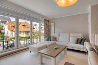 In de Hertstraat te Koksijde-Bad vinden we dit appartement (70 m²) met 2 slaapkamers te koop. Het appartement werd in 2013 volledig gerenoveerd en is zeer centraal gelegen vlakbij alle winkels, horeca en het strand. Zoek je immo in Koksijde? Lees dan zeker verder. INDELING:> Eerste verdieping:- inkomhal met ruimte voor vestiaire;- lichtrijke leefruimte; - keuken voorzien van inductiekookplaat, dampkap, koelkast met vriesvak, combimicrogolfoven en spoelbak;- ruime slaapkamer 1 met lavabo (13,5 m²);- slaapkamer 2 (10 m²) met terrasje (1,5 m²) en aansluiting voor wasmachine;- badkamer met lavabo, douche en toilet;ALGEMEEN:- conforme elektrische keuring- EPC C (247 kWh/(m² jaar);- dubbele beglazing, pvc;- centrale verwarming op aardgas, condensatieketel;- geen lift aanwezig, geen gemeenschappelijke kosten.Bent u op zoek naar een instapklaar appartement, zowel voor vaste bewoning als voor tweede verblijf? Aarzel niet contact op te nemen met Dewaele Koksijde (058 330 600).Bestuursmaatregelen in het maatregelenregister: nee