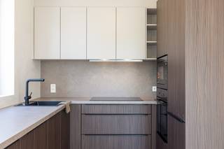 <p>Moderne nieuwbouwwoning met inpandige garage.</p><p></p><p>In het hart van Glabbeek vind je deze moderne halfopen woning met 3 slaapkamers, een volledig uitgeruste badkamer, een inpandige garage</p><p>en een ruime, onderhoudsvriendelijke tuin.<br /><br />Binnen stap je in een aangename leefomgeving waar licht, ruimte en gebruiksgemak centraal staan. Op het gelijkvloers geniet je van een doordachte indeling die vlot aansluit op het dagelijkse leven, met een open en comfortabele woonbeleving die meteen vertrouwd aanvoelt. Boven wachten drie volwaardige slaapkamers en een stijlvolle badkamer, perfect voor wie graag praktisch woont zonder in te boeten op sfeer of kwaliteit.<br /><br />Ook op technisch vlak zit je hier helemaal goed. Dankzij het E-peil E20, een warmtepomp, vloerverwarming, actieve vloerkoeling en zonnepanelen woon je hier bijzonder energiezuinig en klaar voor de toekomst. Buiten geniet je van een zonnige, onderhoudsvriendelijke tuin waar je in alle rust kan thuiskomen, ontspannen of gezellig samen zijn.<br /><br />De ligging in de Torenstraat combineert een aangename woonomgeving met een vlotte bereikbaarheid en dagelijkse voorzieningen in de buurt. <br /> </p><p><strong>Zoek je een energiezuinige woning waar je meteen je intrek kan nemen? Dan is deze woning hét voor jou!</strong></p>