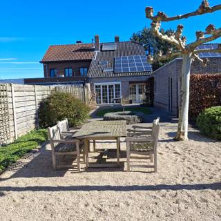 Lichtrijke en instapklare halfopen bebouwing op een toplocatie.Bent u op zoek naar een perfect onderhouden woning waar rust, licht en comfort...