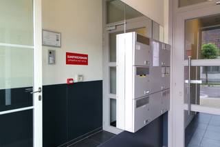 <p>In het centrum van Heusden treft u residentie Heusdine.<br /><br />Hier bieden wij een 2-slaapkamerappartement aan met ondergrondse private autostaanplaats en berging <strong>inbegrepen.</strong><br /><br />De indeling: inkomhal met gastentoilet en ingemaakte vestiairekast, leefruimte met open keuken, uitgerust met kwaliteitsvolle toestellen. Ter hoogte van de leefruimte is er een klein balkon voorzien. Het appartement beschikt over twee volwaardige slaapkamers en een badkamer met ligbad en douchemogelijkheden. Tevens is er nog een berging voorzien in het appartement zelf.<br /><br /><u>Beschikbaarheid</u>: onmiddellijk.<br /><u>Huurprijs</u>: <strong>820 euro (incl. autostaanplaats) + 75 euro vaste provisie.</strong><br /><br />Benieuwd? Plan uw afspraak in via <strong>Michiel</strong> op <em>0478 59 77 41</em> of <em>michiel@altro-vastgoed.be</em></p>