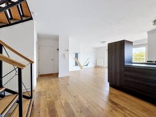 Bent u op zoek naar een comfortabel en instapklaar appartement met een praktische indeling? Dit verzorgde duplex appartement in Hoboken combineert ruimte, licht en hedendaags wooncomfort <br /><br />Indeling:<br /><br />U betreedt het appartement, gelegen op de tweede verdieping, via de inkomhal, die uitgeeft op de lichtrijke leefruimte met open keuken. Deze aangename woonruimte vormt het hart van het appartement en is perfect voor zowel ontspanning als gezellig samenzijn.<br /><br />Via een schuifraam bereikt u het zonnige, zuidoost georiënteerde terras, waar u in alle rust kan genieten van de buitenlucht.<br /><br />De open keuken is functioneel ingericht. Op dit niveau bevindt zich bovendien een eerste volwaardige slaapkamer met aansluitende badkamer. Verder zijn er een apart gastentoilet en een praktische berging met aansluiting voor wasmachine en droogkast.<br /><br />Via de open trap bereikt u de bovenverdieping. Hier vindt u een tweede, ruime slaapkamer met veel natuurlijke lichtinval en een aparte badkamer met ligbad en wastafel, ideaal om volledig tot rust te komen.<br /><br />Troeven:<br /><br />- Instapklaar duplex appartement<br />- 2 volwaardige slaapkamers<br />- 2 badkamers voor extra comfort<br />- Zonnig, zuidoost georiënteerd terras<br />- Lichtrijke leefruimte met open keuken<br />- Gemeenschappelijke tuin<br />- Autostaanplaats verplicht bij aan te kopen aan €19.000<br />- Ruime berging op het gelijkvloers<br /><br />Dit appartement is perfect voor wie op zoek is naar een comfortabele en direct bewoonbare woonst.<br /><br />Interesse? Neem vandaag nog contact op voor een bezoek!