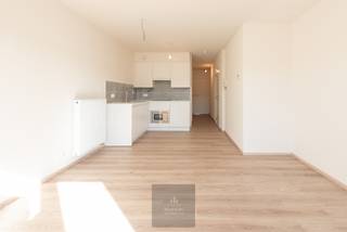 Recently built flat located on the second floor of the Manon residence on Astridlaan in Nieuwpoort. Layout: Entrance hall, separate toilet, separate storage room, sunny living room with open kitchen overlooking Astridlaan, bathroom with washbasin and shower, separate bedroom opening onto the balcony at the rear. Includes parking space at the rear of the residence and basement storage room. Floor plan attached. EPC: 88 kWh/m². Asking price: €248,000.