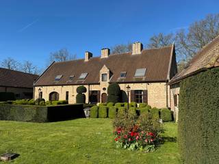 Uitzonderlijke villa met bijgebouw gelegen op uniek privaat domein 'De Hazeschrans' te Edegem nabij golfbaan 'Drie Eycken'. Via de oprijlaan...