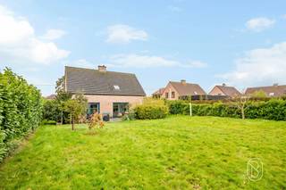 Te koop: prachtige villa met 3 slaapkamers en tuin in EstaimpuisOp een rustige en groene toplocatie in Estaimpuis bevindt zich deze charmante alleenstaande villa op een perceel van bijna 1.100 m². Met 3 ruime slaapkamers, een garage en een prachtige tuin met open uitzicht combineert deze woning ruimte, comfort en privacy!Wat maakt deze woning uniek?Via de inkomhal met stijlvolle open trap bereikt u de lichtrijke leefruimte met gezellige zithoek en eetplaats. Aansluitend bevindt zich de ingerichte keuken. Verder beschikt het gelijkvloers over een afzonderlijk gastentoilet, een vestiaire, een praktische wasruimte en een inpandige garage. Op de eerste verdieping bevinden zich 3 volwaardige slaapkamers, waarvan één met een private dressing, en een ruime badkamer.Buiten geniet u van een groot terras en een prachtige, ruime tuin, waar het open uitzicht over de omliggende velden zorgt voor een heerlijk gevoel van rust en vrijheid. Daarnaast beschikt de eigendom over een gemotoriseerde toegangspoort en private parkeergelegenheid, waardoor u geniet van extra comfort en privacy.De uitstekende ligging vormt een bijkomende troef: rustig en groen wonen, terwijl winkels, scholen en andere voorzieningen zich in de nabije omgeving bevinden.Voor wie is dit ideaal?Ideaal voor mensen die op zoek zijn naar een ruime alleenstaande villa met 3 slaapkamers, garage en een grote tuin op een rustige ligging in Estaimpuis.Te koop via Immo Beguin, jouw vastgoedexpert sinds 2009, met kantoren in Ronse, Waregem, Kortrijk, Deinze, Doornik, Lessines, Moeskroen en Nieuwpoort.