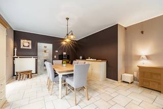 <p><strong>Ben je op zoek naar een instapklare gezinswoning met 4 slaapkamers, waar gezellig samenzijn en ruimte centraal staan? Gevonden!</strong></p>
<p> </p>
<p>Deze instaplare woning is gelegen in een doodlopende straat in het centrum van Liedekerke. Winkels, scholen, openbaar vervoer en het treinstation bevinden zich op wandelafstand en bovendien zorgt de vlotte aansluiting op de E40 voor een snelle verbinding richting Brussel en Gent.</p>
<p> </p>
<p>Via de inkomhal met gastentoilet kom je in de de lichtrijke leefruimte met grote raampartijen. Aansluitend bevindt zich de open keuken met uitzicht op het groen, terwijl de tuin en het terras je uitnodigen om op zonnige dagen buiten te tafelen, te ontspannen. Verder beschikt het gelijkvloers over een wasplaats, bergruimte en een garage. Op de eerste verdieping bevinden zich vier slaapkamers en een badkamer met bad en douche. De ruime zolder biedt dan weer extra mogelijkheden als hobbyruimte of bijkomende bergruimte.</p>
<p> </p>
<p>De woning is al voorzien van PVC-ramen met dubbele beglazing, dakisolatie van 14 cm, centrale verwarming met radiatoren, een alarmsysteem en een automatische poort.</p>
<p> </p>
<p><strong>Interesse in deze gezinswoning te koop in Liedekerke? Contacteer ons en ontdek zelf alle troeven tijdens een bezoek!</strong></p>