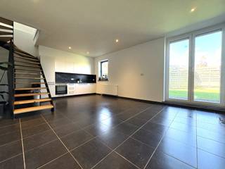 <strong>Ligging</strong><br />Dit gezellige éénslaapkamerappartement met aangename, afgesloten tuin is gelegen op een uitstekende locatie in Brakel. Dankzij de centrale ligging bevinden het centrum, winkels, openbaar vervoer en belangrijke verbindingswegen zich op korte afstand. Ideaal voor wie comfortabel wil wonen met alle dagelijkse voorzieningen binnen handbereik.<br /><br /><strong>Indeling</strong><br />Het appartement op het gelijkvloers beschikt over een lichtrijke leefruimte met ingerichte keuken. Aansluitend bevindt zich de afgesloten tuin, smaakvol aangelegd met kunstgras en perfect om in alle rust van het buitenleven te genieten.<br />Op de verdieping vindt u een bijzonder ruime slaapkamer en een badkamer uitgerust met een douche, lavabo, toilet en aansluiting voor een wasmachine.<br /><br /><strong>Technisch</strong><br />Het appartement wordt verwarmd via centrale verwarming op aardgas. De energiescore bedraagt 350 kWh/m²/jaar, met een EPC-label D.<br />Beschikbaar vanaf 15 januari 2027, met de mogelijkheid om vroeger in te trekken.<br /><br /><strong>Troeven</strong>
<ul>
<li>Bijzonder ruime slaapkamer</li>
<li>Aangename, afgesloten tuin met kunstgras</li>
<li>Centrale ligging nabij het centrum, winkels en openbaar vervoer</li>
<li>Autostaanplaats achteraan inbegrepen als extra troef</li>
<li>Géén gemeenschappelijke kosten</li>
</ul>
<br /><strong>Contact</strong><br />Bent u op zoek naar een gezellig appartement met tuin op een gunstige locatie in Brakel? Dan is dit pand zeker een bezoek waard!<br />Voor meer informatie of een bezoek kunt u contact opnemen met Realimmo via cedrik@real-immo.be.