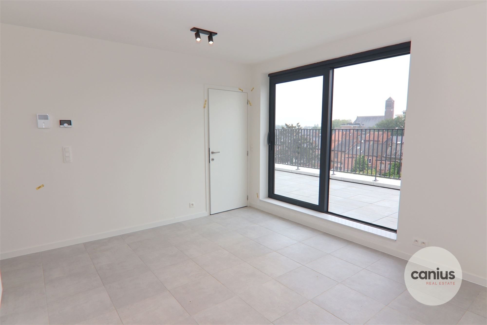 GESCHILDERDE PENTHOUSE IN HARTJE HASSELT MET 1 SLK + 2 TERRASSEN &amp; PARKING - foto 4
