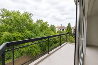 <p><span>Cet appartement entièrement rénové situé dans la Résidence Het Park combine des finitions contemporaines, une distribution pratique et une situation de premier choix à Coxyde, à proximité du parc et de l’environnement verdoyant autour de la résidence.</span></p>
<p><span>L’appartement comprend un séjour lumineux avec une nouvelle cuisine sur mesure, trois chambres, une salle de bains entièrement rénovée et une terrasse à l’arrière offrant une belle vue sur la verdure. Les grandes fenêtres assurent une belle luminosité et renforcent la sensation d’espace dans le séjour.</span></p>
<p><span>Les finitions ont été entièrement renouvelées et l’appartement est vendu prêt à emménager. Sur le plan technique également, l’appartement a été modernisé, notamment avec une nouvelle pompe à chaleur et un certificat PEB favorable de label B.</span></p>
<p><span>La Résidence Het Park dispose d’un ascenseur desservant tous les étages. La situation est un véritable atout : calme et verdoyante, à proximité du parc, tout en restant proche du centre, des commerces, de l’horeca, de la plage et des dunes.</span></p>
<p><span>Garage ou emplacement de parking disponible en option.<br /><br /><strong>JOURNÉE PORTES OUVERTES LE SAMEDI 25 JUILLET</strong><br /></span></p>
<p><span>Lors de la journée portes ouvertes, plusieurs autres unités de l’immeuble pourront également être visitées.</span></p>
<p><strong><span>Atouts</span></strong></p>
<ul>
<li><span>Entièrement rénové</span></li>
<li><span>91 m² habitables</span></li>
<li><span>3 chambres</span></li>
<li><span>Terrasse avec vue verdoyante</span></li>
<li><span>PEB label B</span></li>
<li><span>Ascenseur présent</span></li>
</ul>
<p><span>N’hésitez pas à nous contacter pour plus d’informations ou pour une visite.</span></p>
<p><strong><span>Verborgh Real Estate</span></strong><span> — +32 470 54 82 28</span><br /><strong><span>Covico</span></strong><span> — +32 494 87 22 32</span></p>