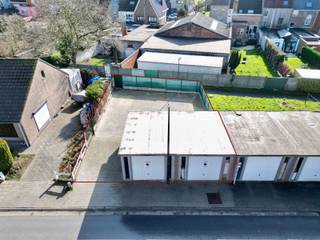 Twee Garages Met Extra Grond op een uitstekende locatie!Deze twee afgesloten garageboxen bevinden zich naast elkaar en zijn als eerste gelegen in de...