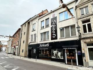 <p><strong>Uitzonderlijk Vastgoed in Centrum Diest: Handelshuis met Royale Triplex (577m² totaal)<br /></strong></p>
<p><strong>Ontdek de perfecte combinatie van een bloeiende commerciële toplocatie en luxueus wonen, of grijp de kans als herontwikkelingsproject.</strong></p>
<ol>
<li><strong> Commercieel Gelijkvloers (323m²)</strong></li>
</ol>
<p>Het gelijkvloers is momenteel ingericht als gerenommeerde <strong>Keurslagerij</strong>. Dankzij de indrukwekkende oppervlakte en de kamerhoge raampartijen aan de straatkant geniet u hier van een <strong>maximale visibiliteit</strong>.</p>
<ul>
<li><strong>Indeling:</strong> Ruime winkelruimte, atelier/productiezone, koelcellen en stockage.</li>
<li><strong>Troef:</strong> Direct instapklaar voor een voedingszaak, maar door de grote open ruimtes ook makkelijk om te vormen tot kantoor, praktijk of showroom.</li>
</ul>
<ol>
<li><strong> Riante Triplex-Woonst (254m²)</strong></li>
</ol>
<p>Boven de zaak bevindt zich een verrassend ruim en lichtrijk appartement, verspreid over drie verdiepingen.</p>
<ul>
<li><strong>Verdieping 1:</strong> Een indrukwekkende leefruimte met aansluitend een volledig geïnstalleerde keuken. Het grote terras biedt een heerlijke buitenruimte in de stad. Tevens een bureelruimte aanwezig.</li>
<li><strong>Verdieping 2:</strong> Meerdere ruime slaapkamers, een badkamer en een tweede bureel/hobbyruimte.</li>
<li><strong>Verdieping 3:</strong> Een extra slaapkamer en diverse zolderruimtes met uitbreidingsmogelijkheden.</li>
</ul>
<ol>
<li><strong> Strategische Opportuniteit: Projectontwikkeling</strong></li>
</ol>
<p>Uniek aan dit pand is de ligging <strong>buiten het winkelkerngebied</strong>. Dit opent deuren die elders in het centrum gesloten blijven:</p>
<ul>
<li><strong>Bestemmingswijziging:</strong> Ideaal voor promotoren om het geheel te transformeren naar een <strong>meergezinswoning of een kleinschalig appartementsgebouw</strong>.</li>
<li><strong>Volume:</strong> Met een totale oppervlakte van ruim 570m² en diverse verdiepingen zijn hier meerdere wooneenheden mogelijk (mits vergunning).</li>
</ul>
<p><strong>Technische Specificaties:</strong></p>
<ul>
<li><strong>Totale oppervlakte:</strong> 577 m²</li>
<li><strong>Oppervlakte handel:</strong> 323 m²</li>
<li><strong>Oppervlakte woonst:</strong> 254 m²</li>
<li><strong>Buitenruimte:</strong> Groot privéterras op het eerste verdiep</li>
<li><strong>Locatie:</strong> Centrum Diest, uitstekende bereikbaarheid en visibiliteit.</li>
</ul>
<p><strong>Waarom dit pand?</strong></p>
<p>Of u nu een ondernemer bent die wonen en werken wil combineren op een toplocatie, of een investeerder die zoekt naar een project met een hoog rendement via herontwikkeling: dit handelshuis biedt de schaalgrootte en de flexibiliteit die u zoekt.</p>
<p><strong> </strong></p>