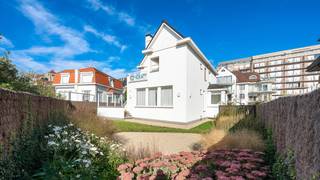 <p><span>Exclusief gerenoveerde villa op een absolute toplocatie in de Jozef Nellenslaan te Knokke.</span></p>
<p><span>Deze stijlvolle villa werd volledig gerenoveerd met oog voor detail en hoogwaardige materialen. Ze combineert luxe, comfort en een uitzonderlijke ligging.</span></p>
<p><span>Indeling: ruime inkomhal met vestiaire en gastentoilet. De lichtrijke leefruimte met grote raampartijen sluit aan op de volledig uitgeruste open keuken en biedt directe toegang tot het zonnige, zuidgerichte terras en de aangelegde tuin. Op het gelijkvloers bevindt zich eveneens een polyvalente kamer, ideaal als slaapkamer of bureau.</span></p>
<p><span>Op de eerste verdieping bevindt zich de royale master suite met ingemaakte kasten en toegang tot een zonnig terras. De ensuite badkamer beschikt over een ligbad, inloopdouche, dubbele lavabo en sauna. Verder is er een tweede ruime slaapkamer met ingemaakte kasten en een eigen douchekamer.</span></p>
<p><span>De tweede verdieping omvat nog twee volwaardige slaapkamers en een extra douchekamer.</span></p>
<p><span>In de kelderverdieping bevinden zich de garage en een bijkomende slaapkamer met eigen douchekamer, ideaal als gastenverblijf of au-pairkamer.</span></p>
<p><span>Voor de woning zijn bovendien drie privatieve parkeerplaatsen voorzien.</span></p>