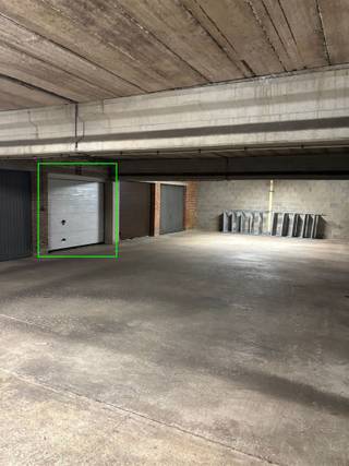 This garage box is located in a covered, closed garage complex in the Sint-Benedictusstraat.Shopping center of Mortsel within walking distance...